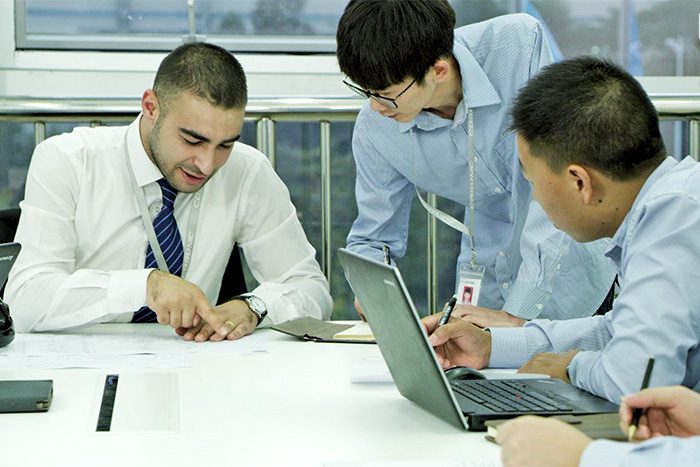 和客人讨论产品